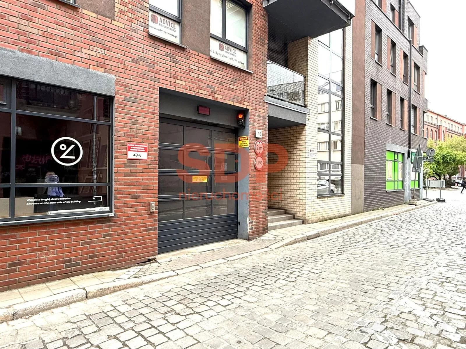 Podwójne miejsce postojowe w garażu podziemnym | centrum