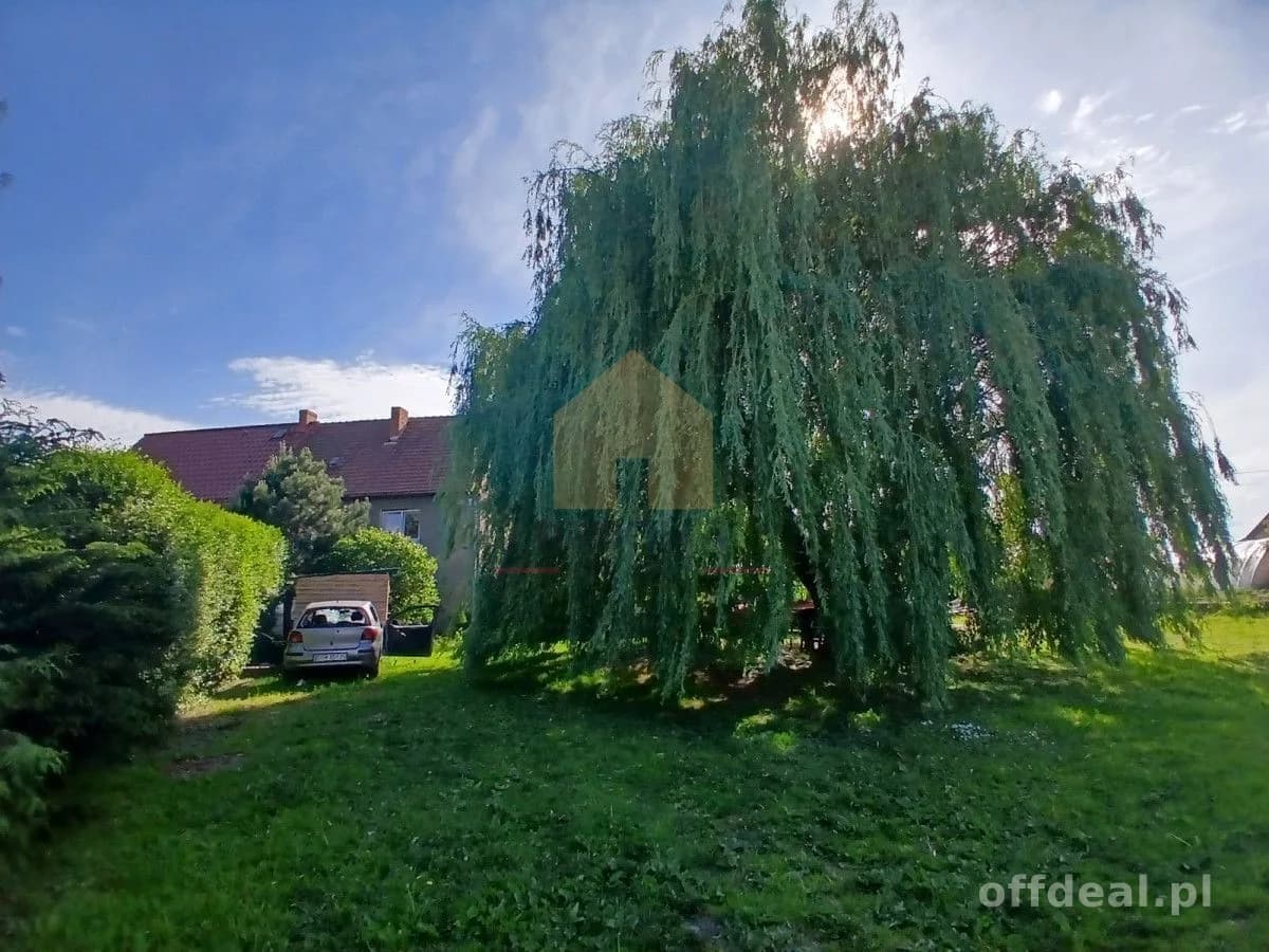 Pół domu z urokliwym, dużym ogrodem.