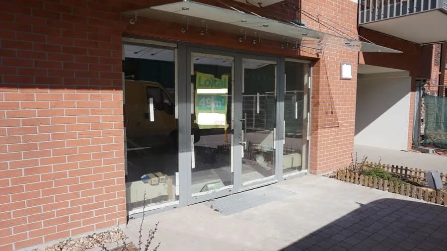 50 m2, witryna, wejście z ulicy; do wykończenia