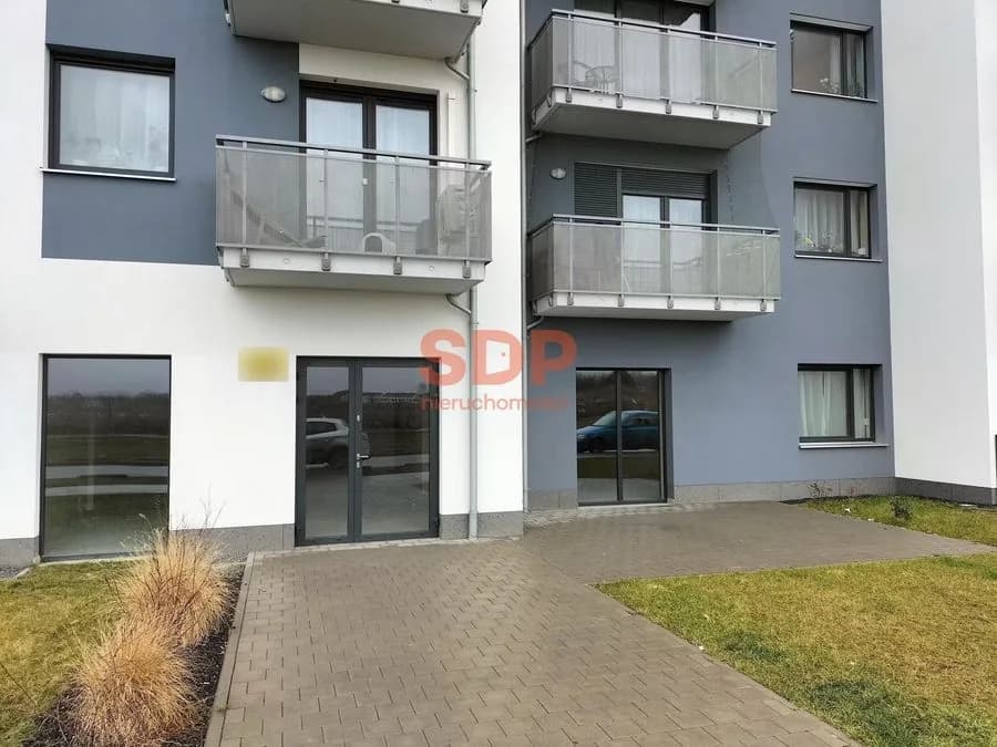 Lokal 136 m2, witryna, wejście z ulicy, parking.