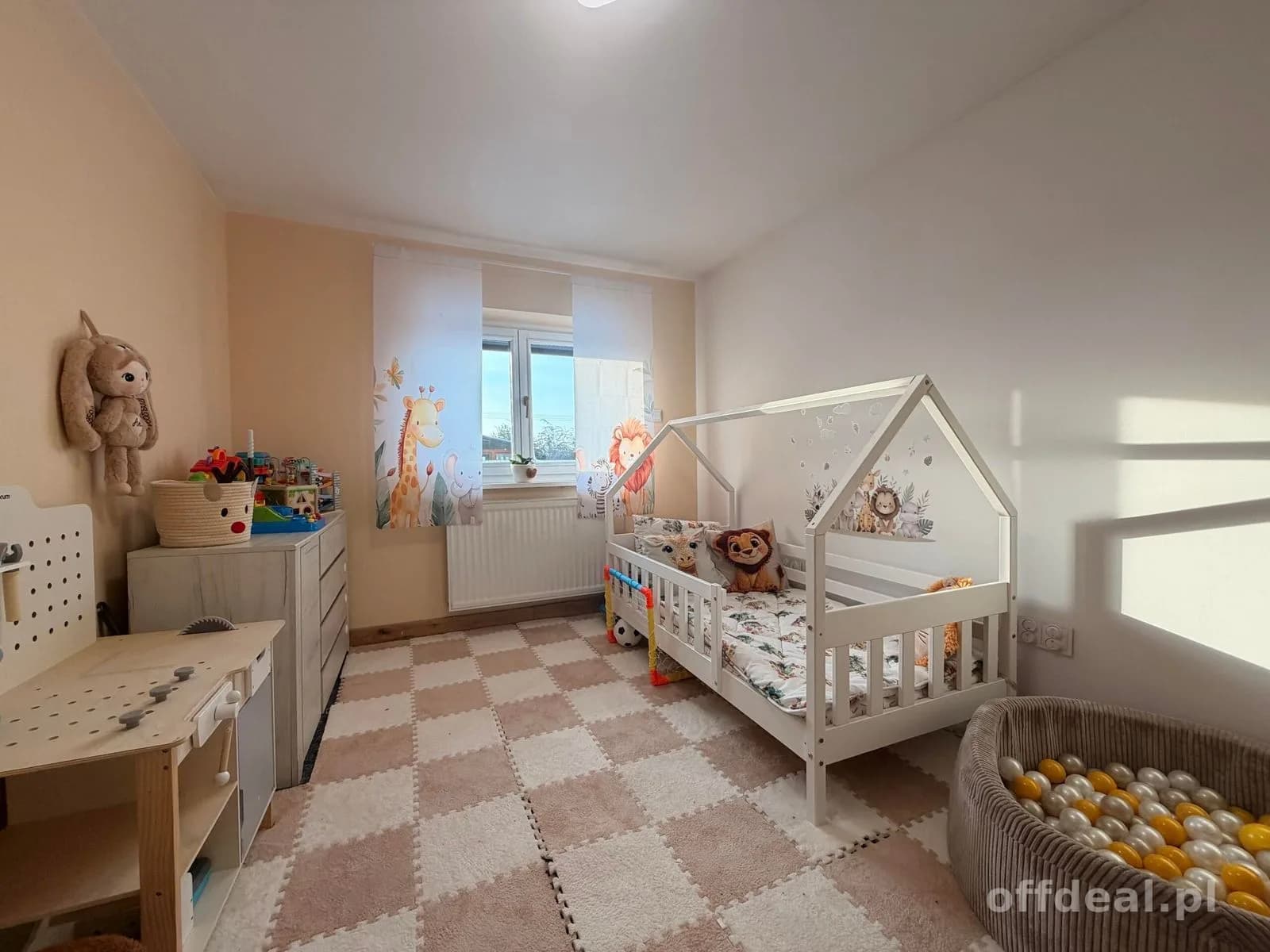 Dom w Dolinie Baryczy, funkcjonalnym ogrodnem i dużym garażem