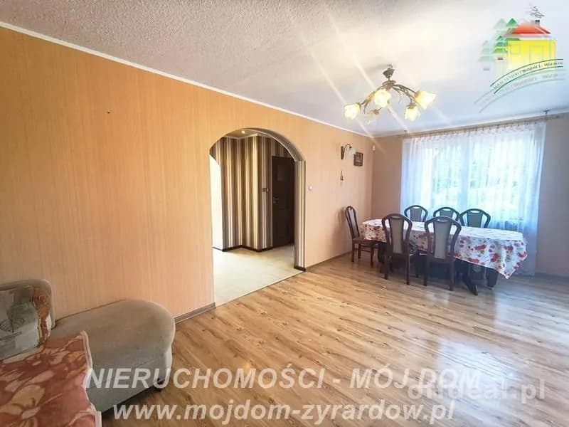 Piękny dom ze stawem, zagospodarowaną działką i drugim budynkiem.