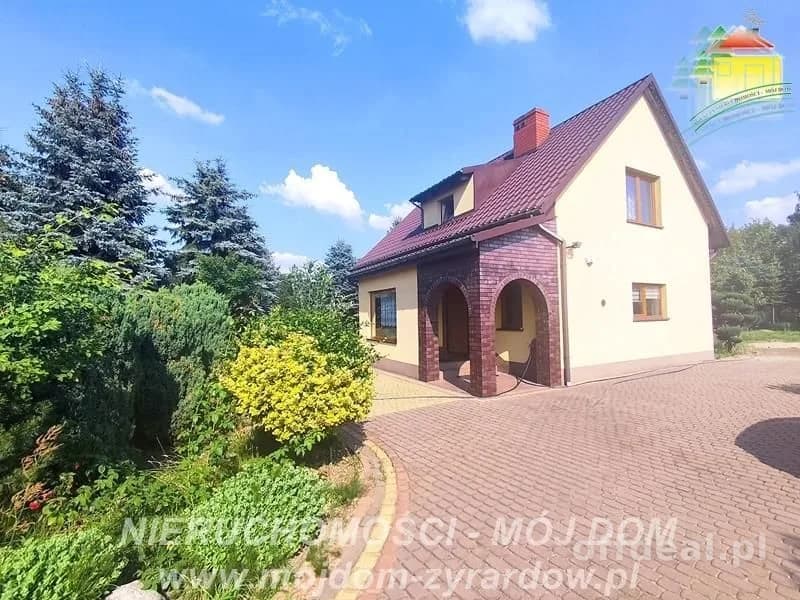 Piękny dom ze stawem, zagospodarowaną działką i drugim budynkiem.