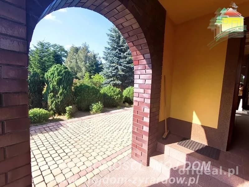 Piękny dom ze stawem, zagospodarowaną działką i drugim budynkiem.