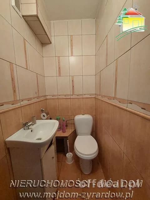 Piękny dom ze stawem, zagospodarowaną działką i drugim budynkiem.