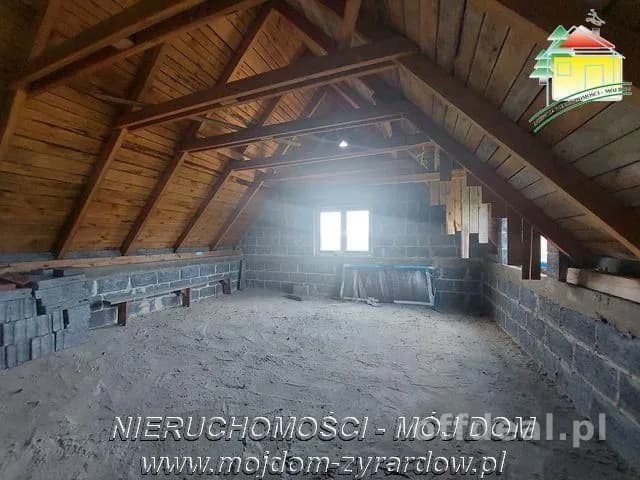Piękny dom ze stawem, zagospodarowaną działką i drugim budynkiem.