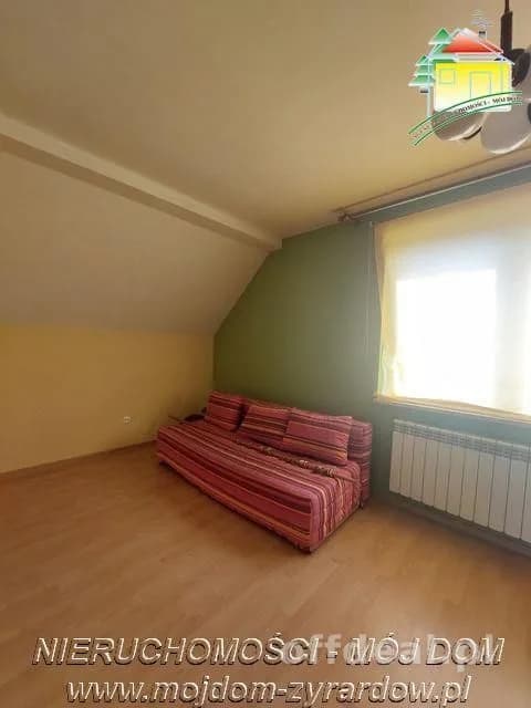 Piękny dom ze stawem, zagospodarowaną działką i drugim budynkiem.