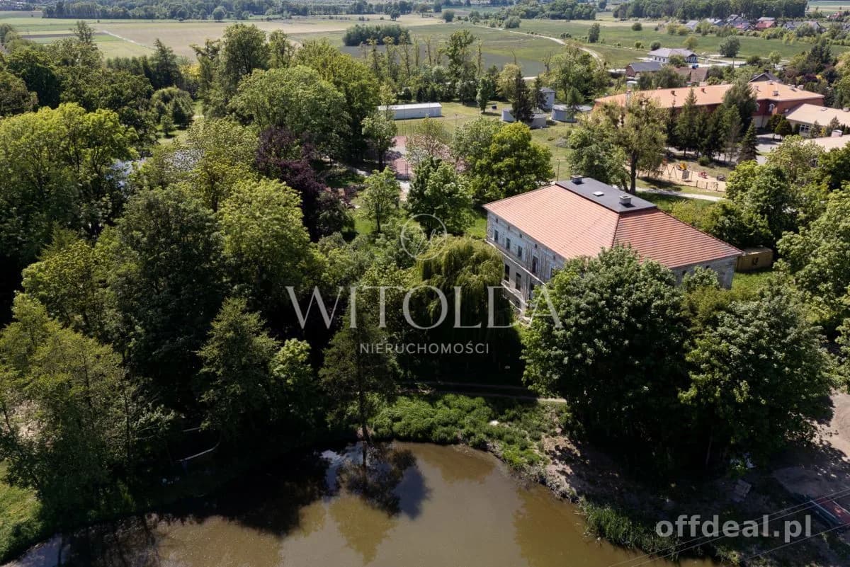 Pałac z 1845 roku | 17 km od Wrocławia |