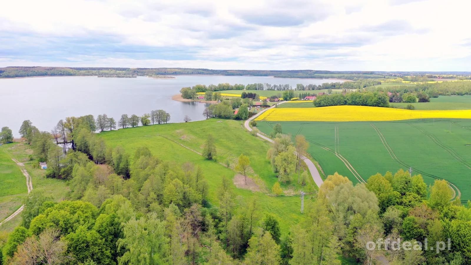 Kompleks pięknych działek nad Jeziorem Rydzówka.