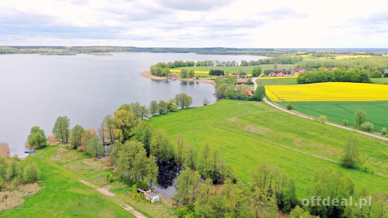 Kompleks pięknych działek nad Jeziorem Rydzówka.