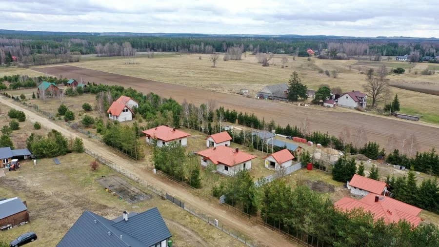 Dom w stanie surowym nad rzeką Pisa Piasutno Żelazne