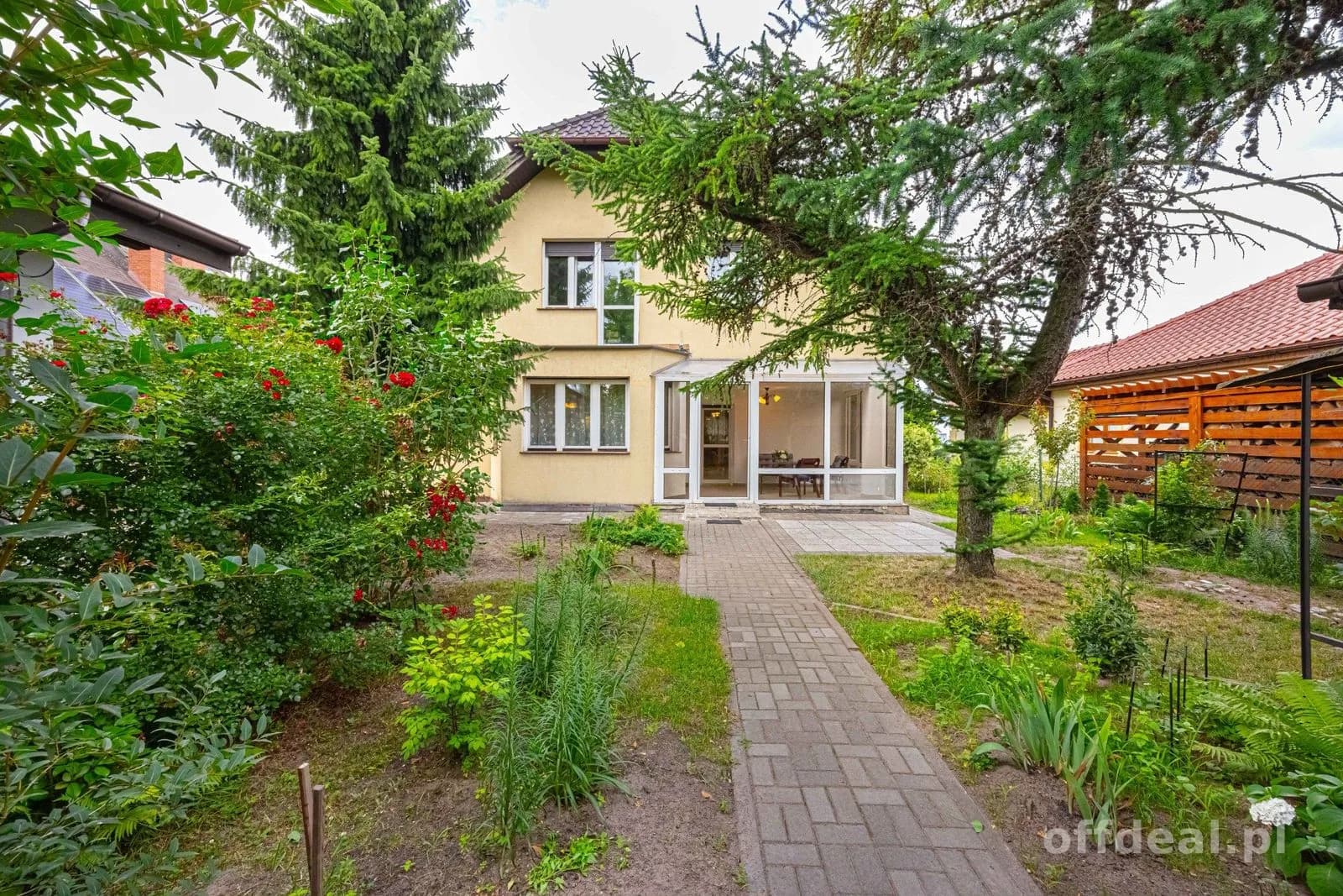 Dom wolnostojący z ogrodem i osobnym lokalem usługowym - 128m2