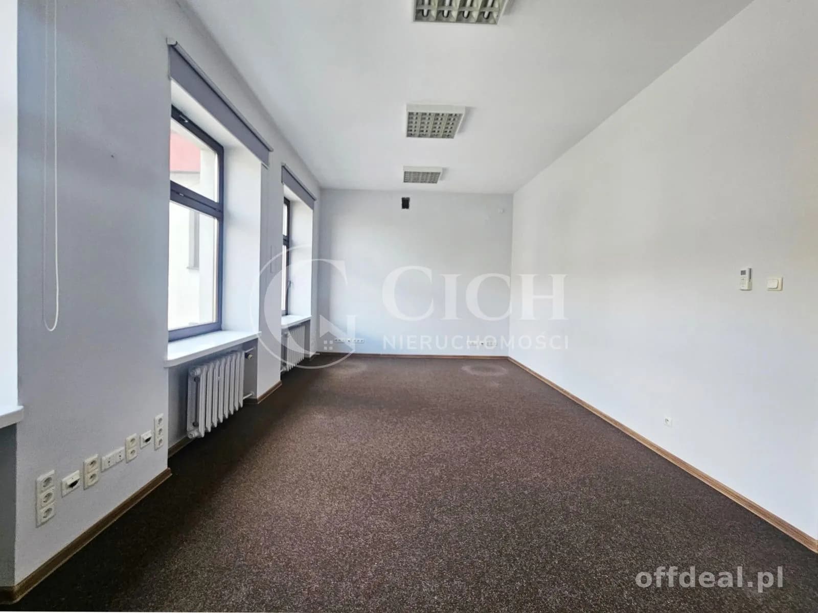 Lokal użytkowy na parterze z przeszkleniami do wynajęcia – Tarnów.