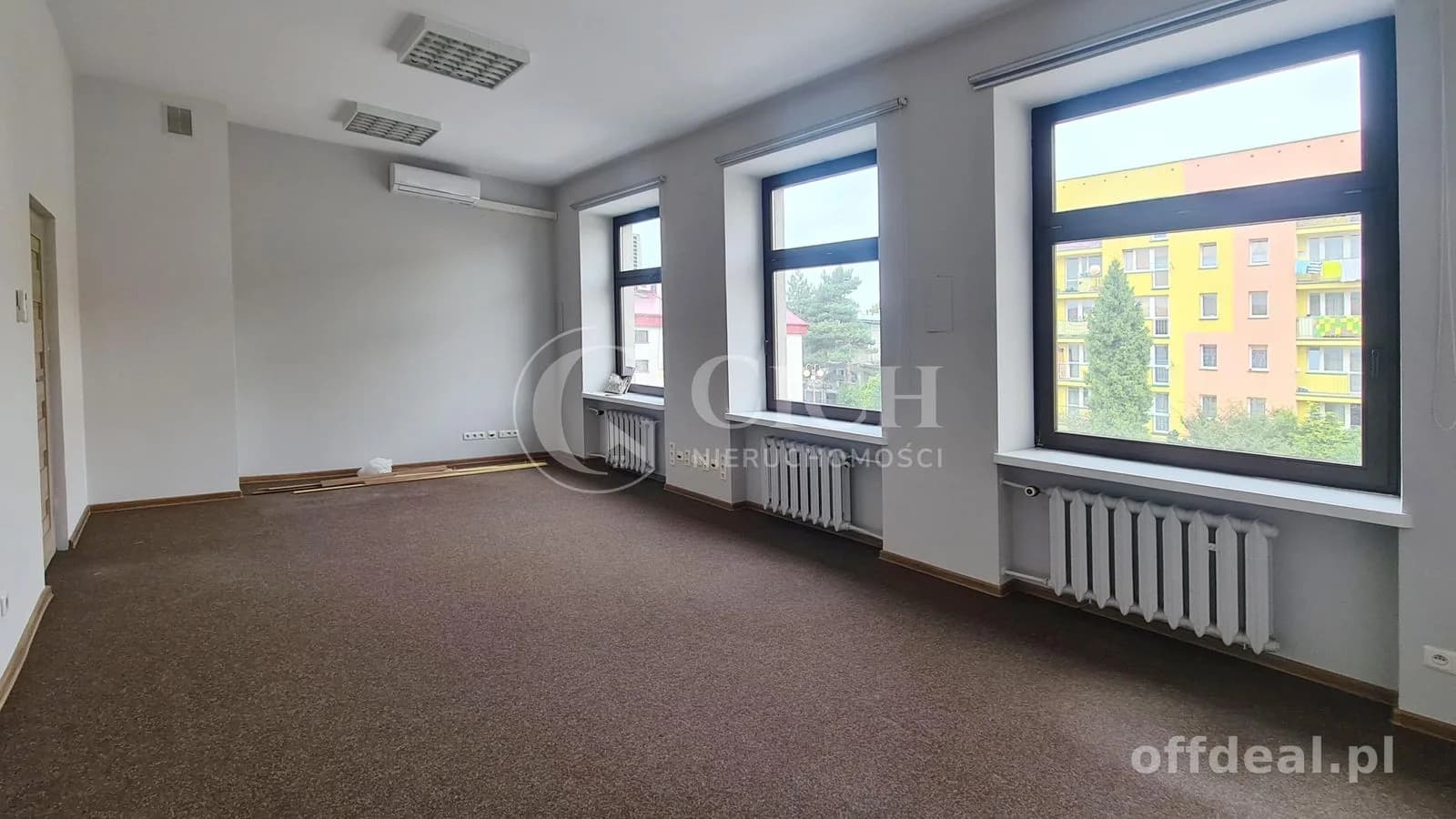 Lokal użytkowy na parterze z przeszkleniami do wynajęcia – Tarnów.