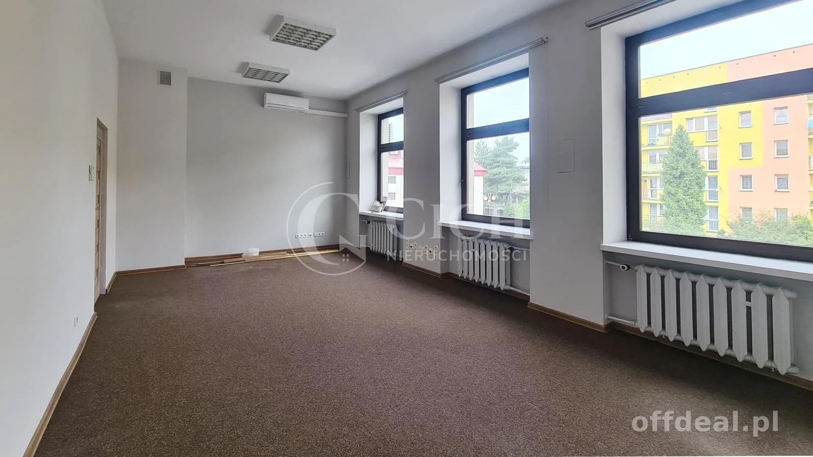 Lokal użytkowy na parterze z przeszkleniami do wynajęcia – Tarnów.