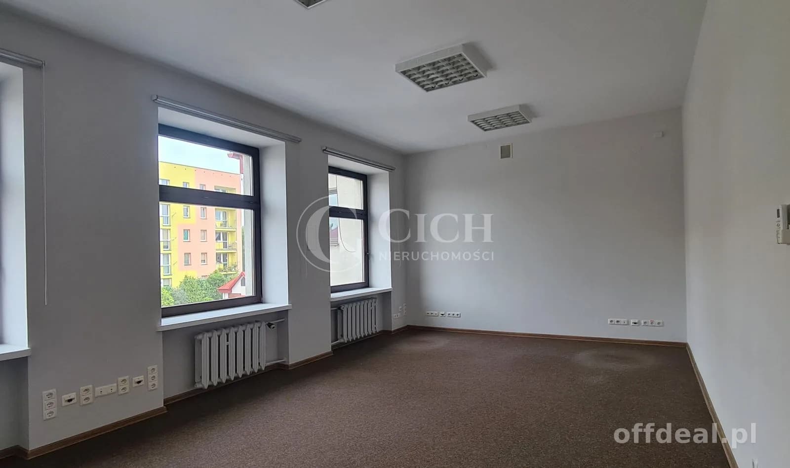 Lokal użytkowy na parterze z przeszkleniami do wynajęcia – Tarnów.
