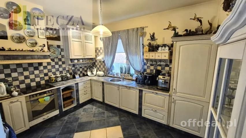 Dom wolnostojący 280m2,działka 991m2,7pokoi,3łazienki,garażx2