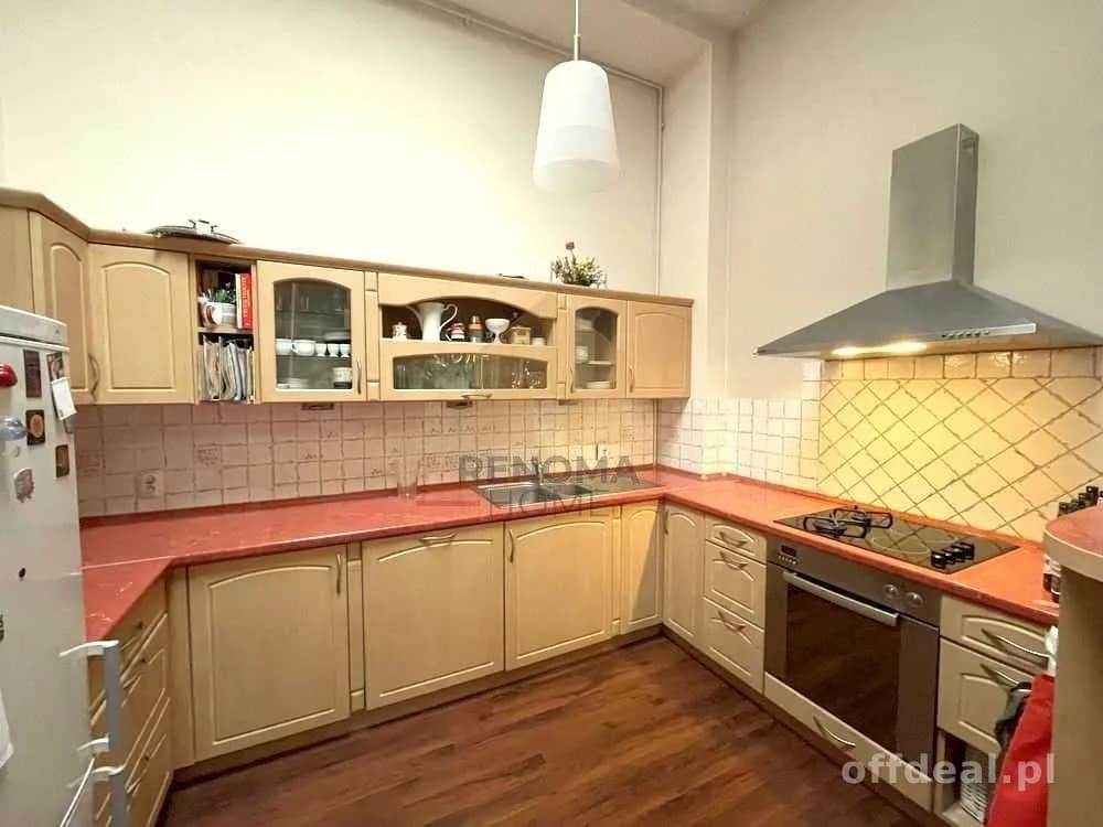 Na sprzedaż 4 pokojowe mieszkanie w kamienicy