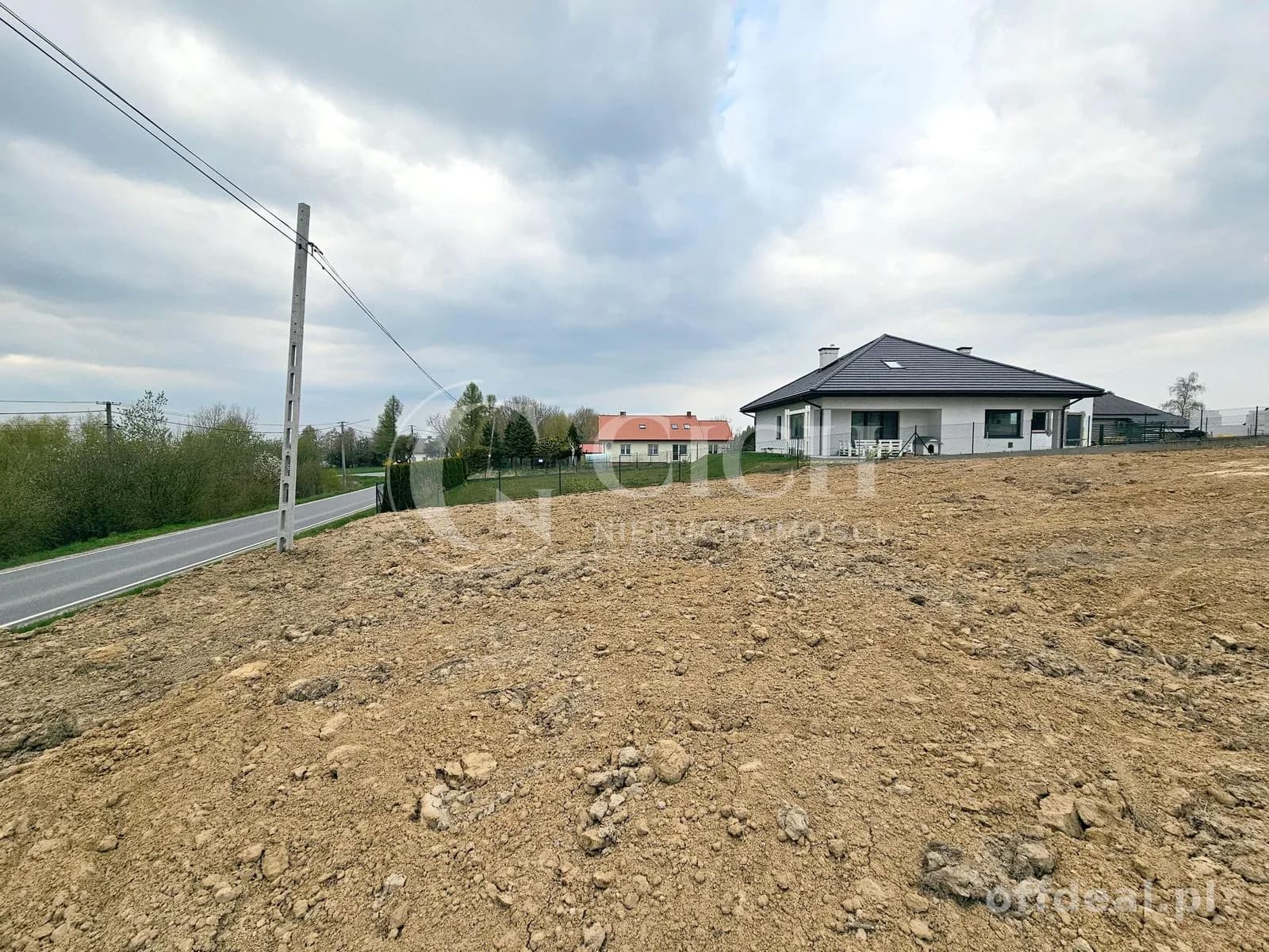 Dom z poddaszem użytkowym z przeszkleniami na widoki w Szczepanowicach