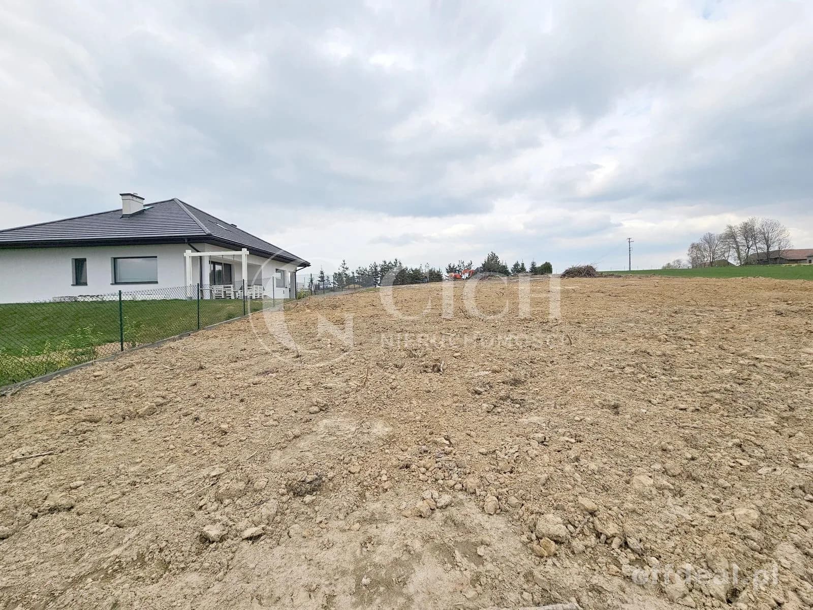 Dom z poddaszem użytkowym z przeszkleniami na widoki w Szczepanowicach