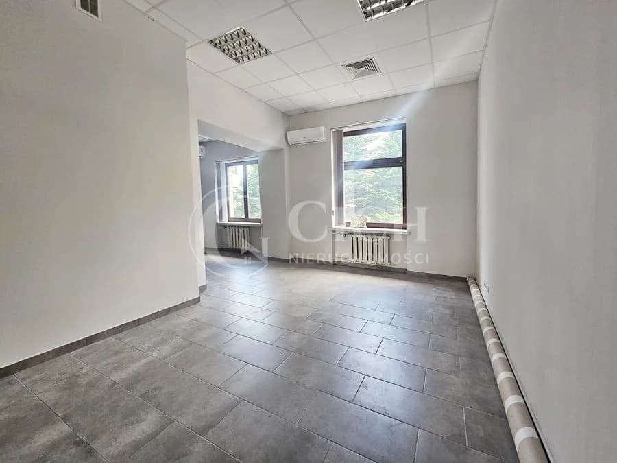 Lokal użytkowy na parterze z przeszkleniami do wynajęcia – Tarnów.