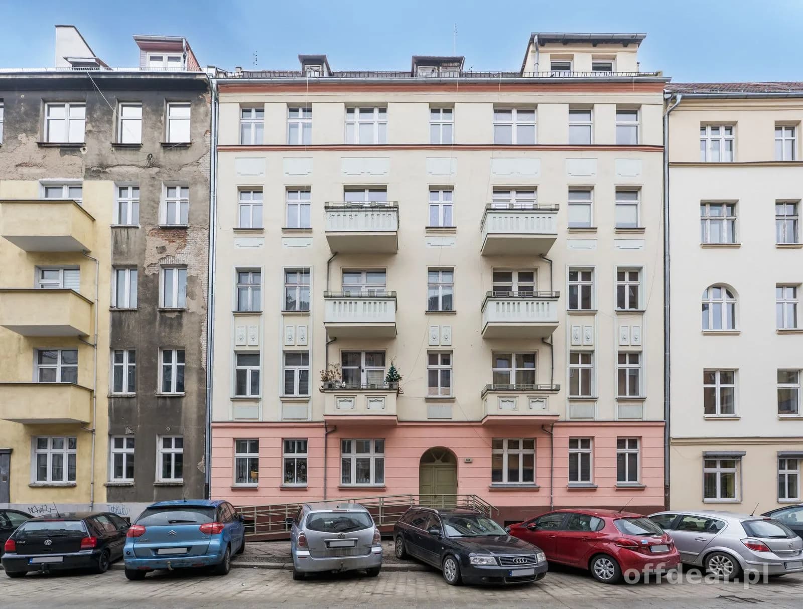 Klasyczna kamienica tuż przy parku