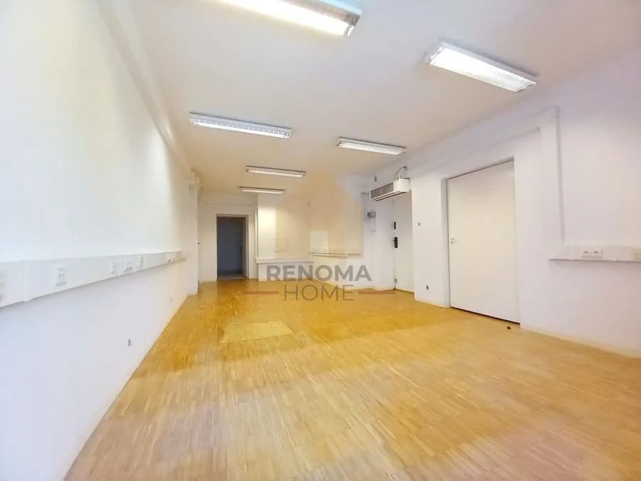 Dwa wejścia | poczekalnia | pom. socjalne