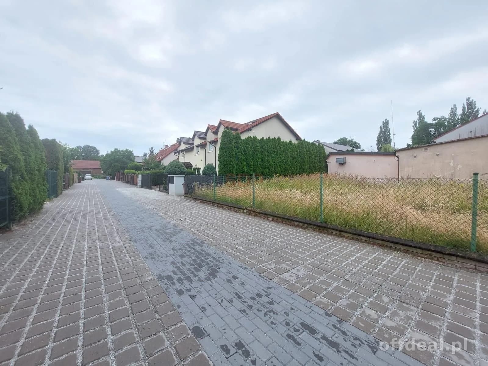 Skrajny szereg w zabytkowej Leśnicy