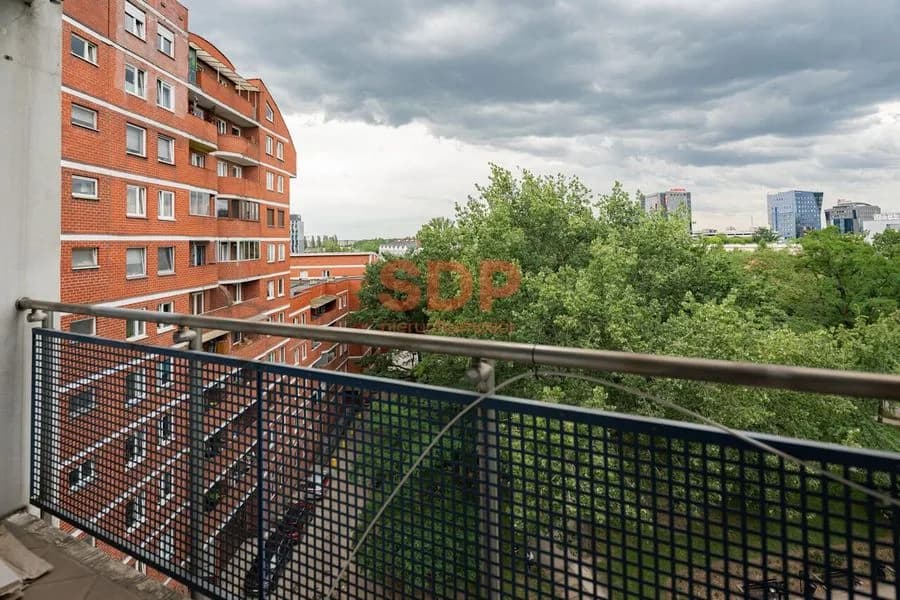 Przestronna kawalerka z balkonem i windą, przy stacji Wro Mikołajów