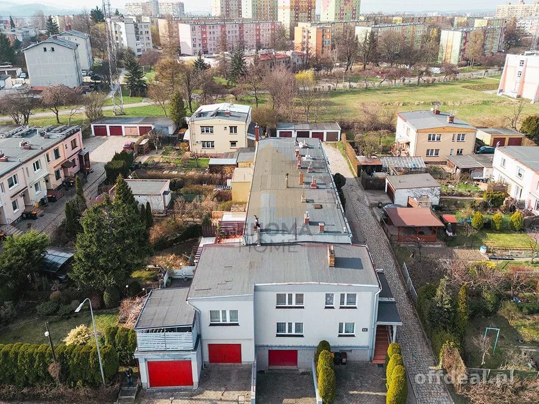 Skrajny dom w zabudowie szeregowej – komfort i pry