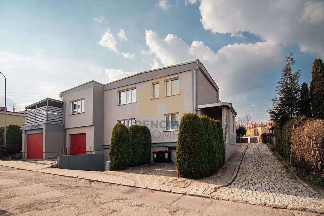 Skrajny dom w zabudowie szeregowej – komfort i pry