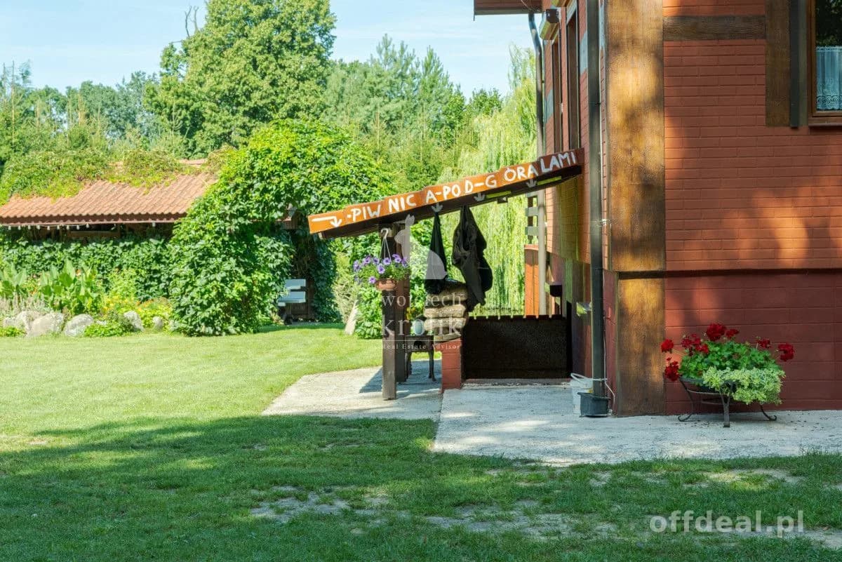 Dom z sadzawką i pięknym ogrodem na dużej działce