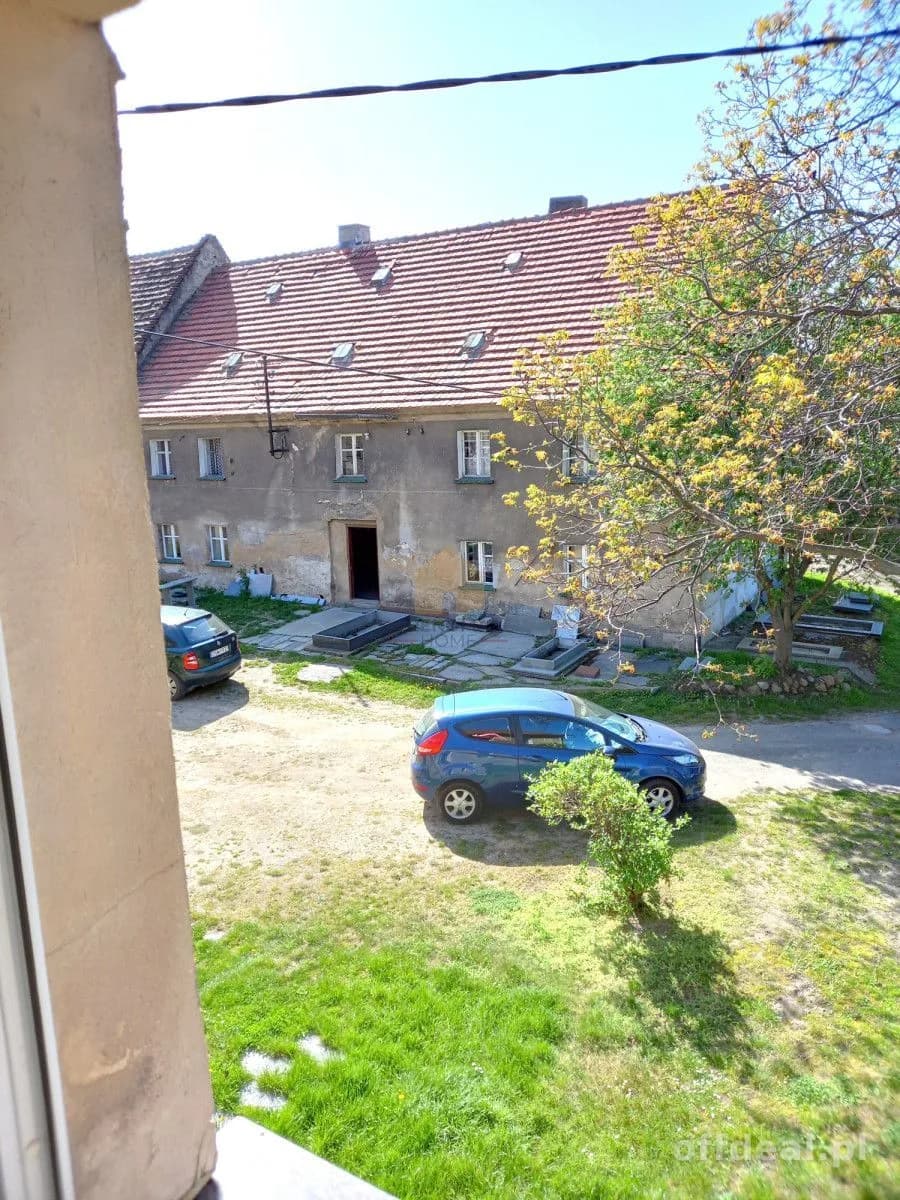 Cztery budynki gospodarcze oraz działka 42 ar