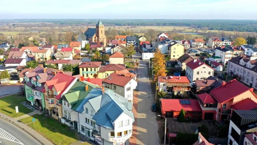 Dom z lokalem usługowym w Różanie