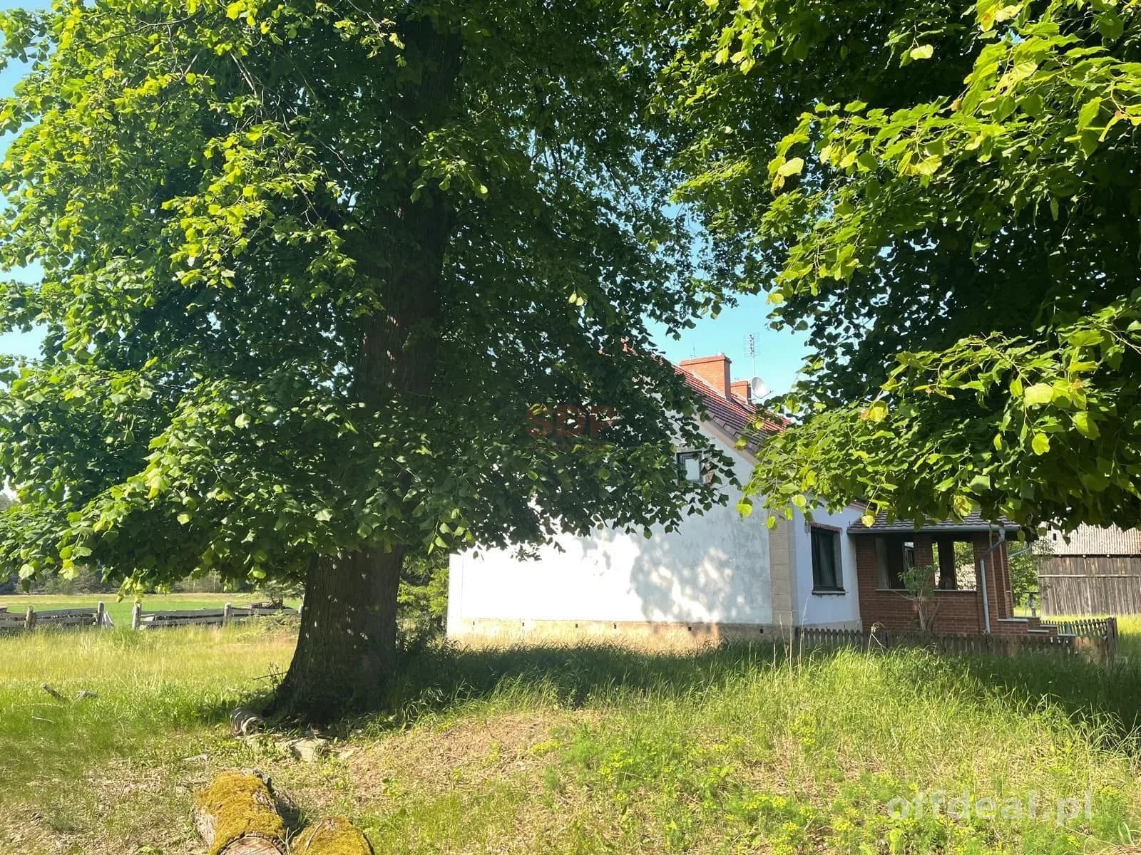 Na sprzedaż wyjątkowa nieruchomość — dom + działki