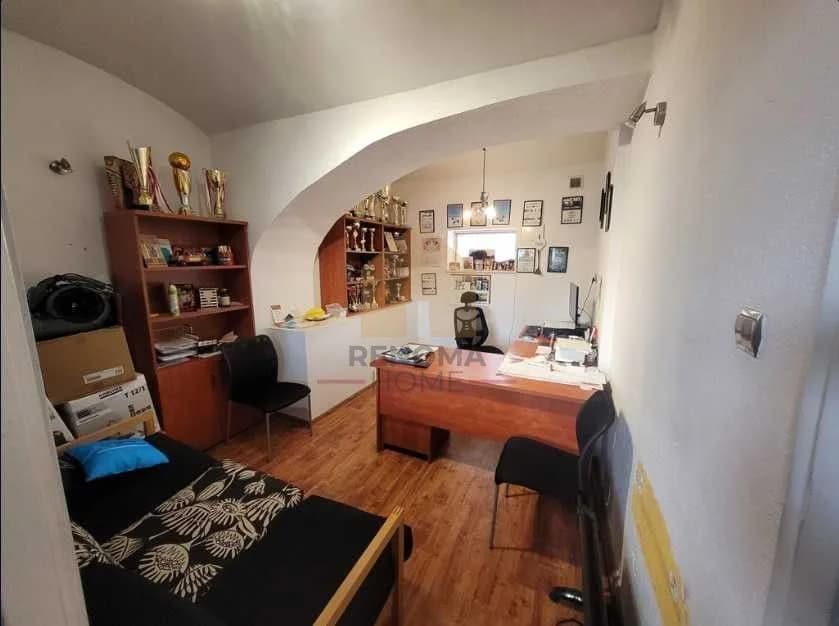 5-room commercial property for sale in — | 1,000 m²