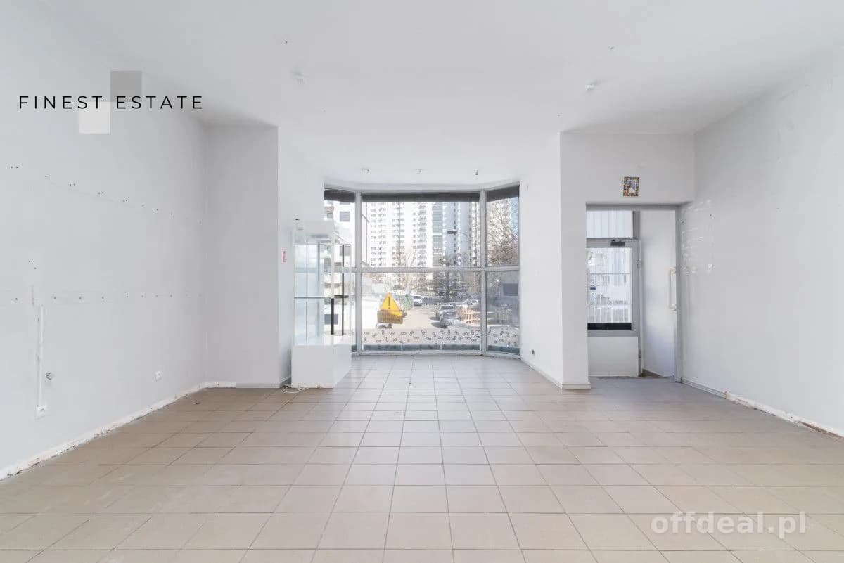 Wolnostojący budynek 65,8 m² z witryną | Metro