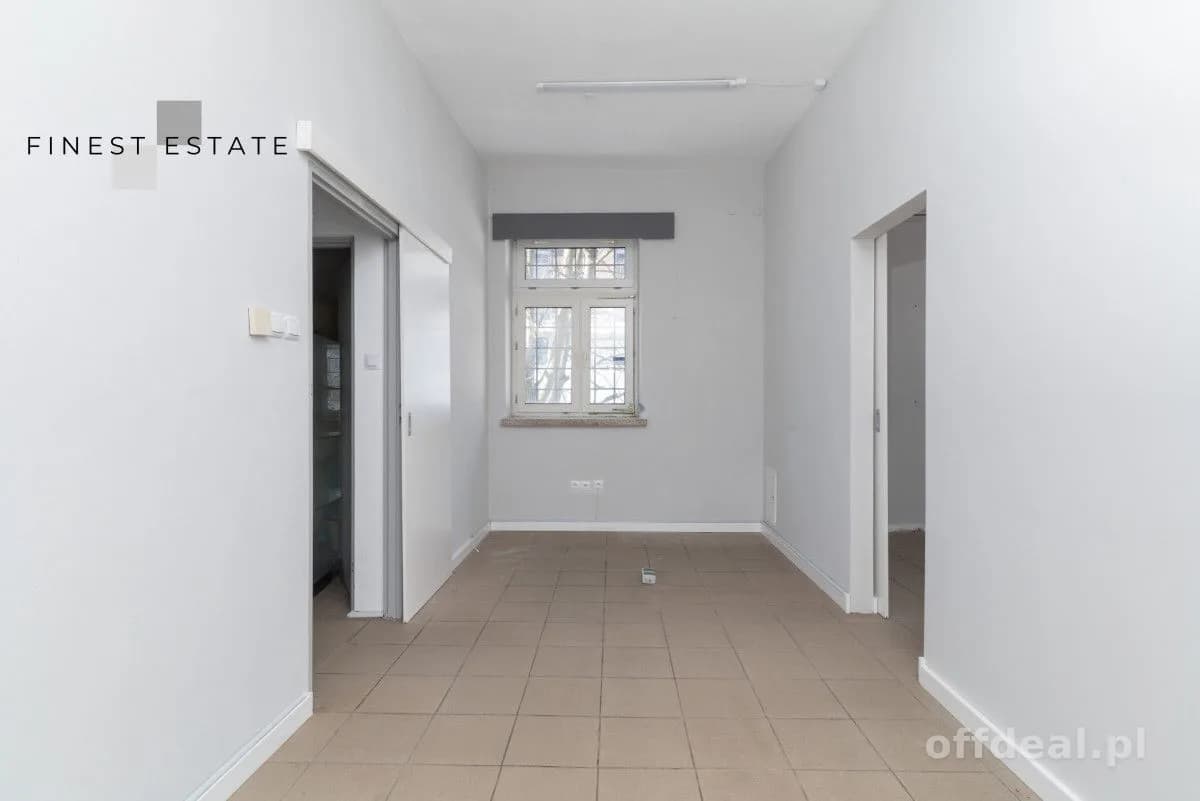 Wolnostojący budynek 65,8 m² z witryną | Metro