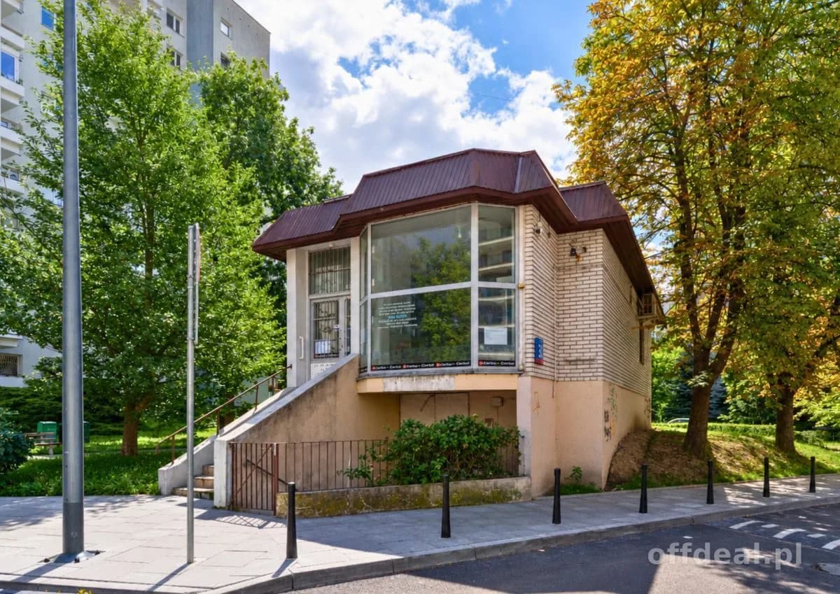 Wolnostojący budynek 65,8 m² z witryną | Metro
