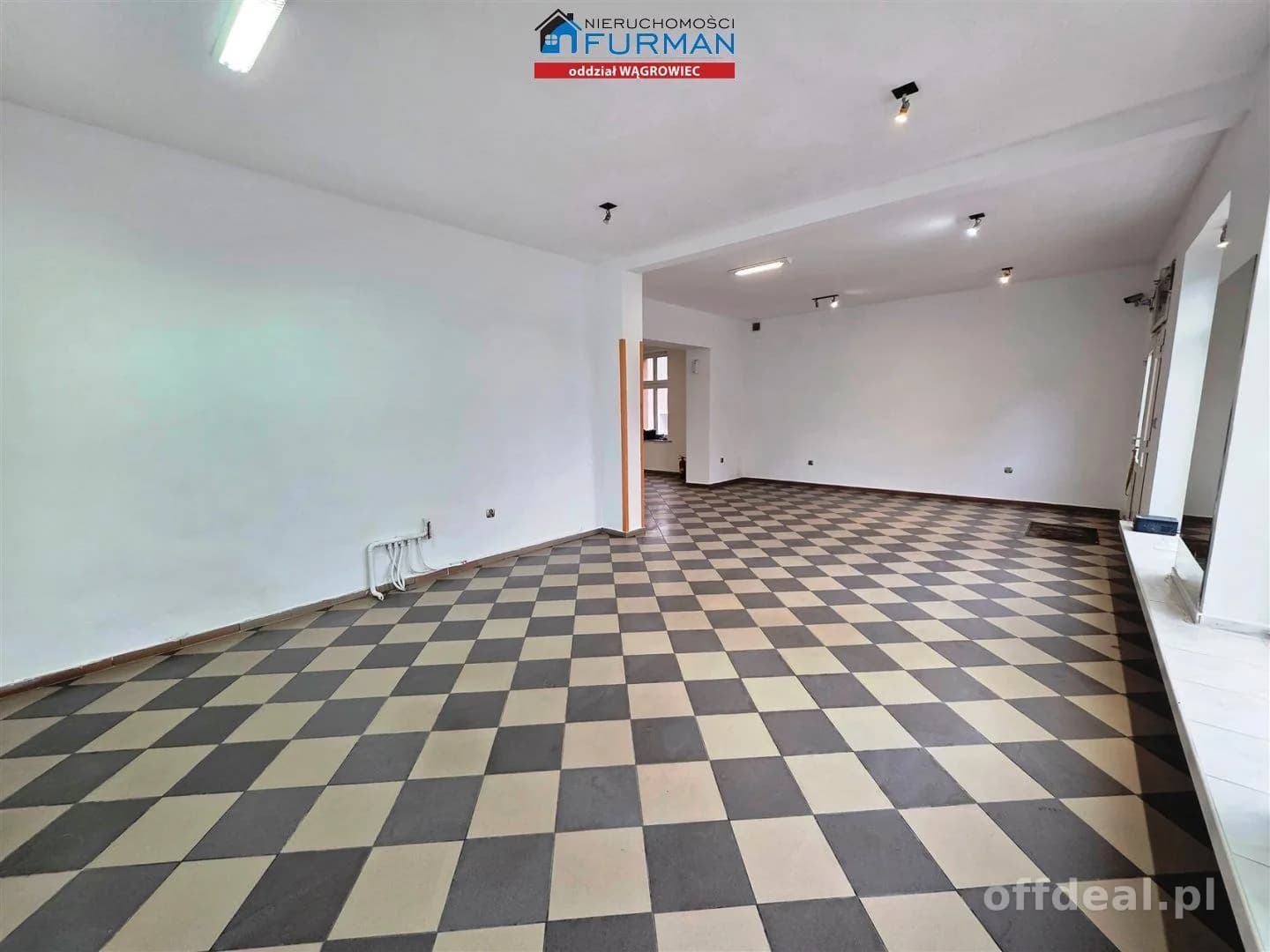 Lokal na sprzedaż, Wyrzysk