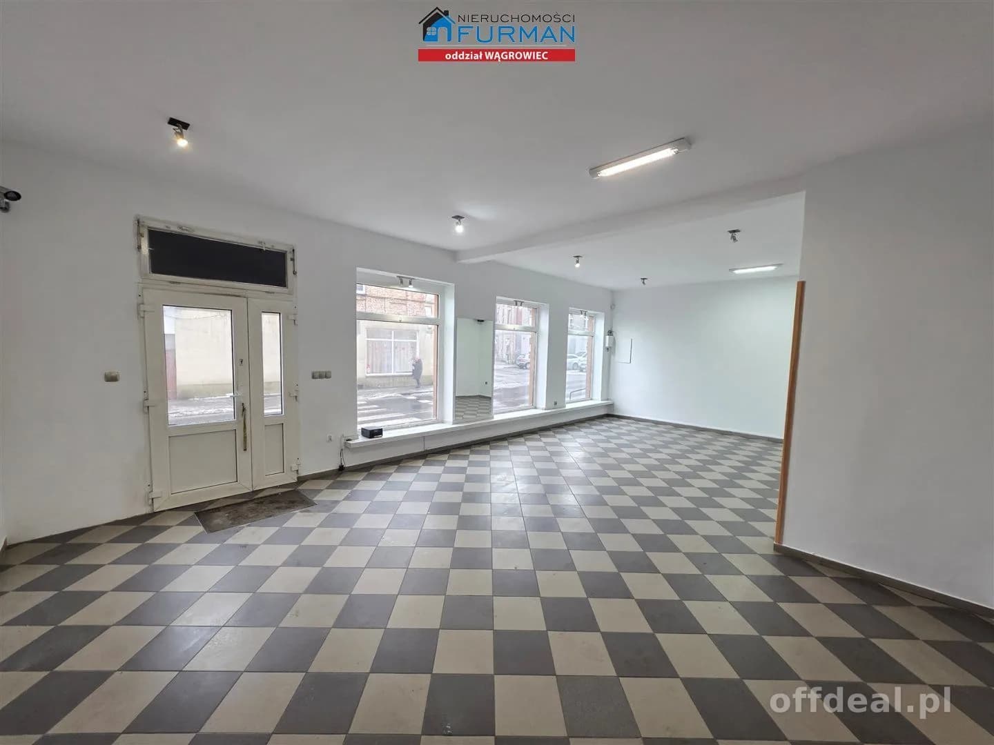 Lokal na sprzedaż, Wyrzysk