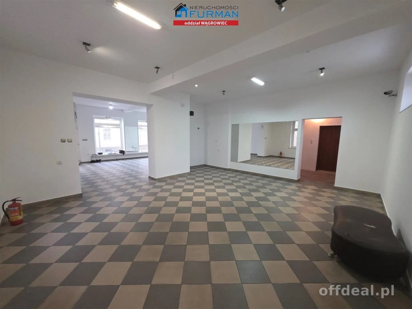Lokal na sprzedaż, Wyrzysk
