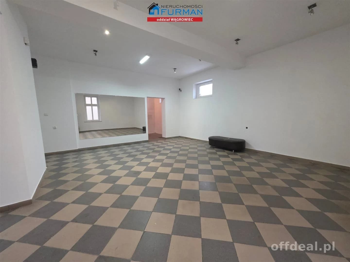 Lokal na sprzedaż, Wyrzysk