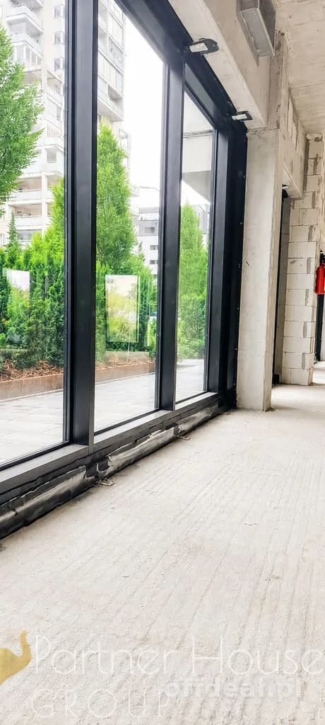 Lokal narożny wielkoformatowe przeszklenia, 165,6m