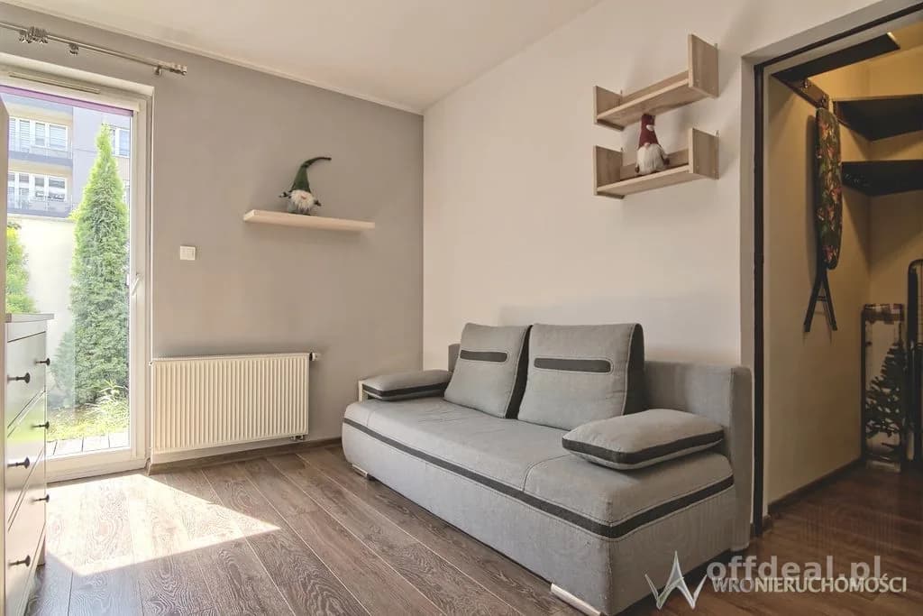 Dwa pokoje z tarasem i ogródkiem/ garderoba